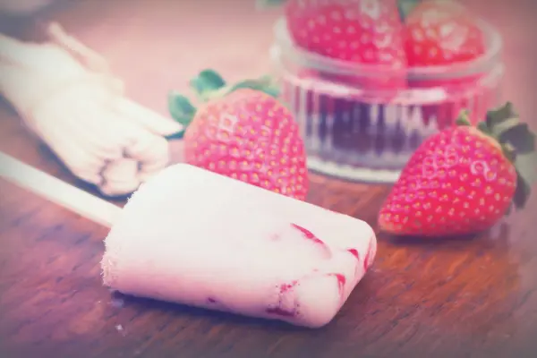 Homemade strawberry ice lolly on rustic background — Stock Photo, Image