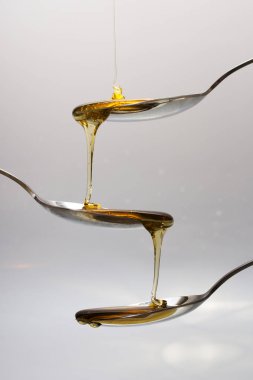 Tatlım kaşık hafif bir arka plan karşı dökme