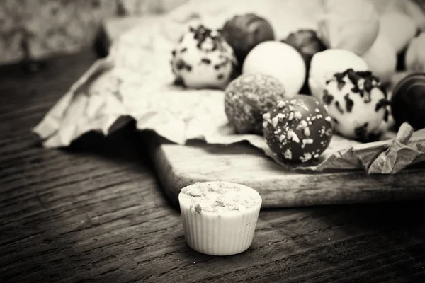 Выбор вкусных шоколадных конфет на деревенском фоне — стоковое фото