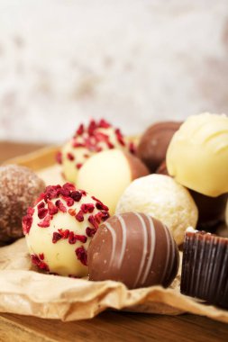 Rustik bir arka plan üzerinde lezzetli çikolata seçimi