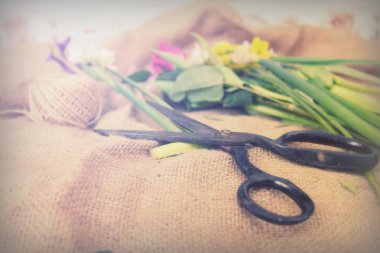 Rustik bir arka plan bahar çiçek aranjmanı