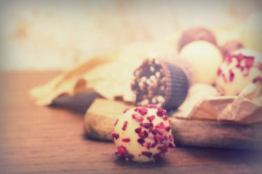 Rustik bir arka plan üzerinde lezzetli çikolata seçimi