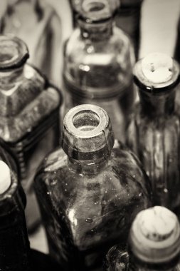 Rustik bir arka plan üzerinde renkli cam şişe