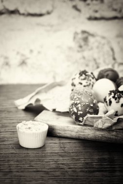 Rustik bir arka plan üzerinde lezzetli çikolata seçimi