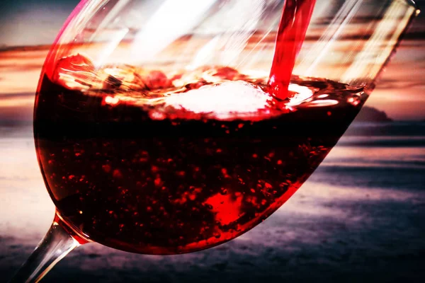 Наливається келих повноцінного червоного вина — стокове фото