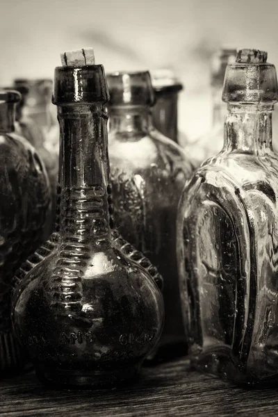 Rustik bir arka plan üzerinde renkli cam şişe