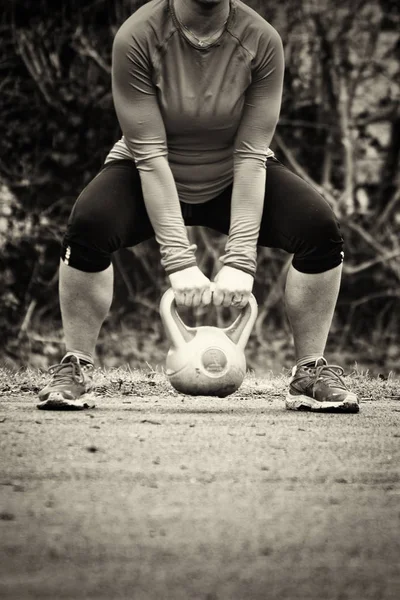 Lidé dělají keep fit cvičení v parku — Stock fotografie