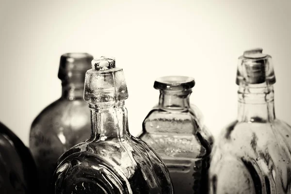 Staré barevné láhve na bílém pozadí — Stock fotografie