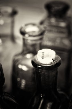 Rustik bir arka plan üzerinde renkli cam şişe