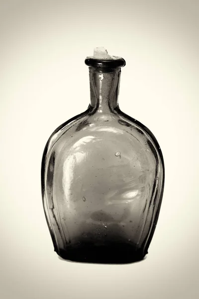 Старые красочные бутылки на белом фоне — стоковое фото