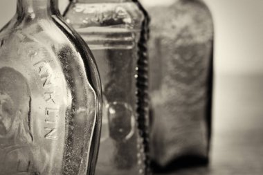 Rustik bir arka plan üzerinde renkli cam şişe