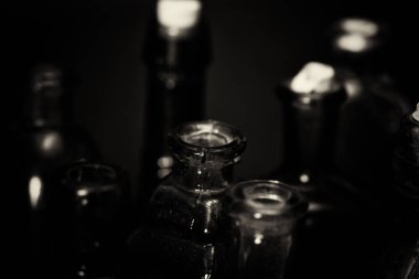 Karanlık bir arka plan karşı eski renkli şişe