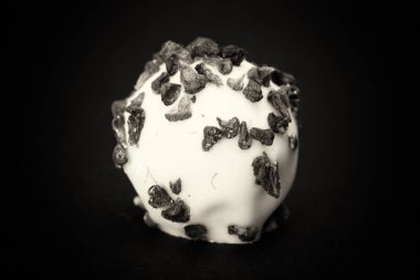 Dellicious lüks karanlık bir arka plan üzerinde çikolata