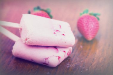 Ev yapımı çilekli Buz lolly rustik arka plan üzerinde