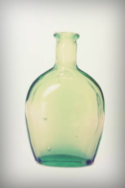 Beyaz bir arka plan karşı eski renkli şişe