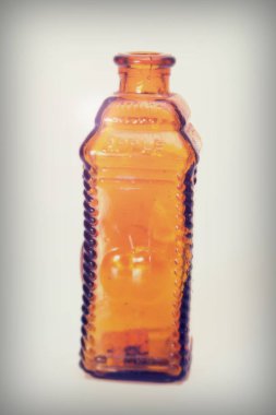 Beyaz bir arka plan karşı eski renkli şişe