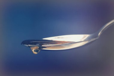 Tatlım kaşık karanlık bir arka plan karşı dökme