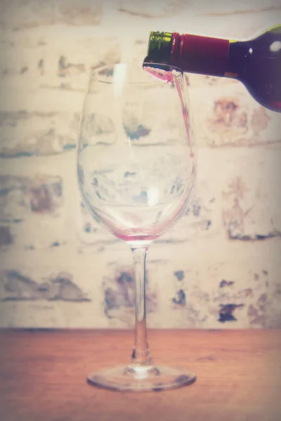 注がれているフルボディの赤ワインのガラス — ストック写真