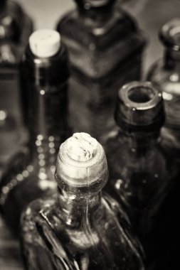 Rustik bir arka plan üzerinde renkli cam şişe