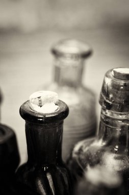 Rustik bir arka plan üzerinde renkli cam şişe