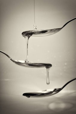 Tatlım kaşık hafif bir arka plan karşı dökme