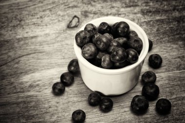 Pot rustik bir arka plan üzerinde yaban mersini