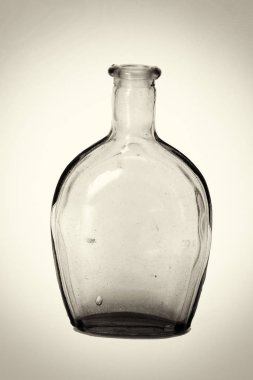 Beyaz bir arka plan karşı eski renkli şişe