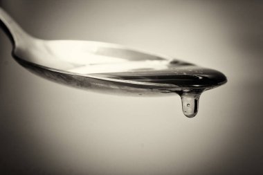 Tatlım kaşık hafif bir arka plan karşı dökme