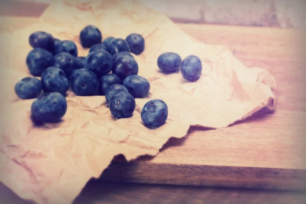 Frische Blaubeeren auf rustikalem braunem Papierhintergrund — Stockfoto