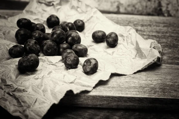 Fresh blueberries on a rustic brown paper background — Stock Photo, Image