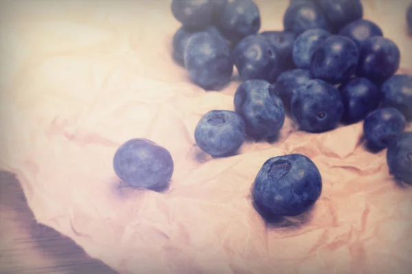 Frische Blaubeeren auf rustikalem braunem Papierhintergrund — Stockfoto