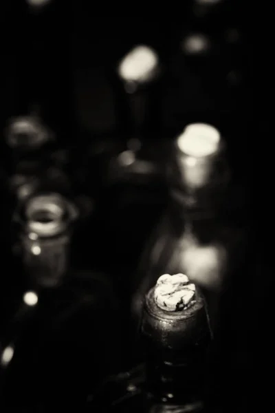 Staré barevné láhve na tmavém pozadí — Stock fotografie
