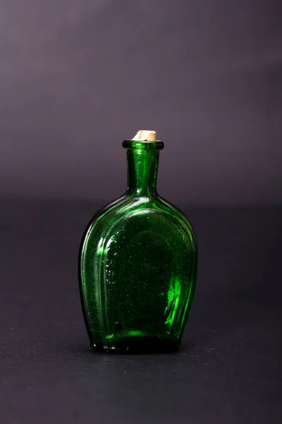 Oude kleurrijke flessen tegen een donkere achtergrond — Stockfoto