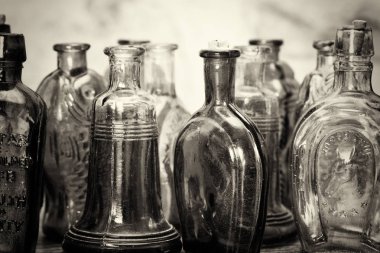 Rustik bir arka plan üzerinde renkli cam şişe