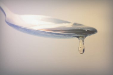 Tatlım kaşık hafif bir arka plan karşı dökme