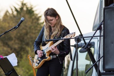 High Wycombe, İngiltere'de 1 Nisan 2017: muş sahnede performans