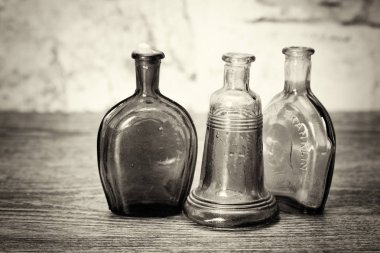 Rustik bir arka plan üzerinde renkli cam şişe