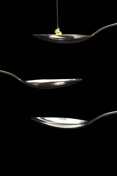 Miód, leje z łyżką na ciemnym tle — Zdjęcie stockowe