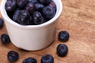 Pot rustik bir arka plan üzerinde yaban mersini