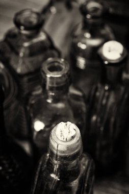 Rustik bir arka plan üzerinde renkli cam şişe