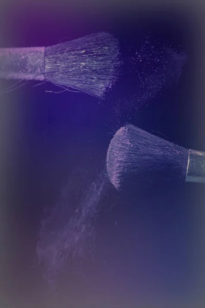 Make-up borstel met paarse stof op zwarte achtergrond — Stockfoto