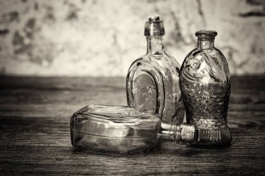 Rustik bir arka plan üzerinde renkli cam şişe