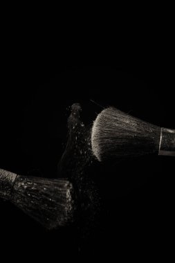 Mor toz siyah arka plan üzerine fırçayla makyaj