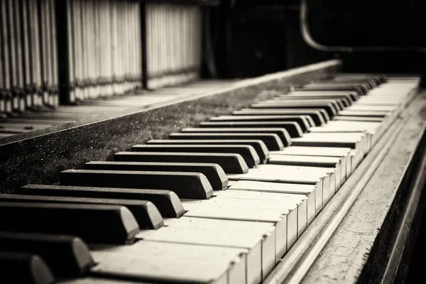 Nycklar från en gammal trasig skadade piano — Stockfoto