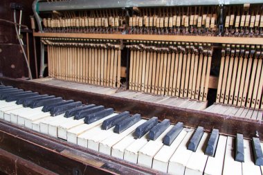 Eski bir kırık hasarlı piyano tuşları