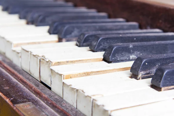 Keys from an old broken damaged piano — Stock Photo, Image