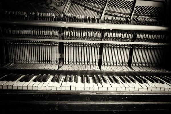 Ключі від старого зламаного піаніно — стокове фото