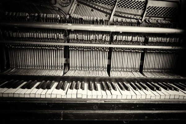 Keys from an old broken damaged piano — Stock Photo, Image