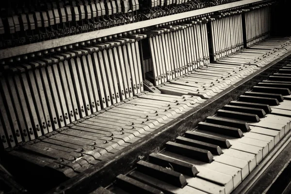 Κλειδιά από μια παλιά σπασμένα κατεστραμμένο πιάνο — Φωτογραφία Αρχείου