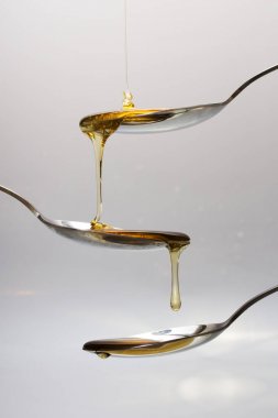 Tatlım kaşık hafif bir arka plan karşı dökme